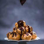 Torre de profiteroles con chocolate