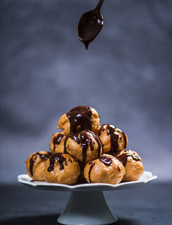 Torre de profiteroles con chocolate