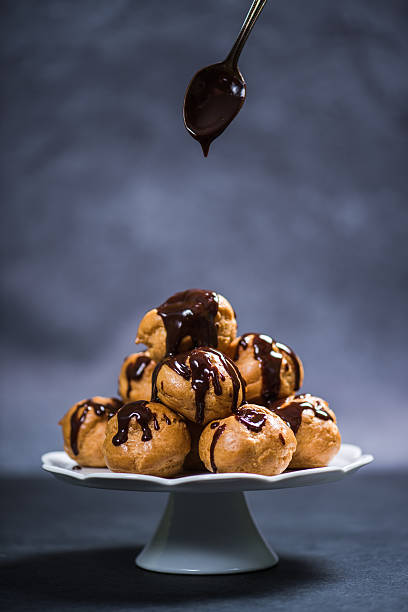 Torre de profiteroles con chocolate