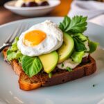 Tostadas de aguacate con huevo pochado