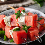 Pinchos de mozzarella y tomate cherry