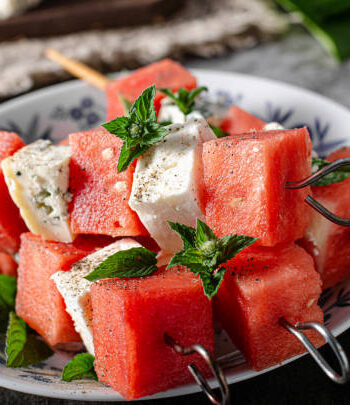 Pinchos de mozzarella y tomate cherry